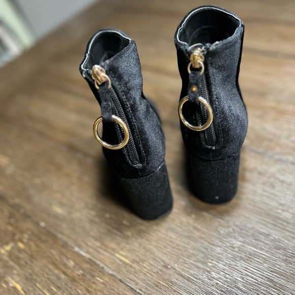 Like new Yoki Niya black ankle boots size 8.5 - Picture 2 of 10